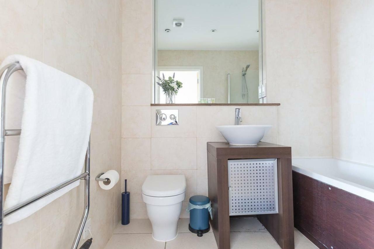 Modern 1 Bedroom Apartment In E1 With Great Views 伦敦 外观 照片